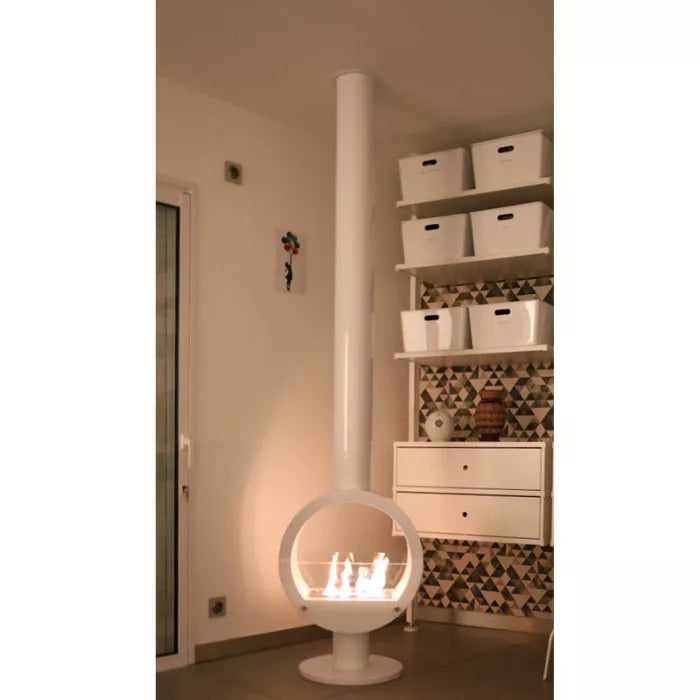 bioethanol-haengekamine-zenica-decke-ethanolkamin-weiss-deckenkamin-deckenmontage-mit-glas-mit-flammen-rund-mit-standfuss-modernes-wohnzimmer-vor-weisser-kommode-weitwinkel
