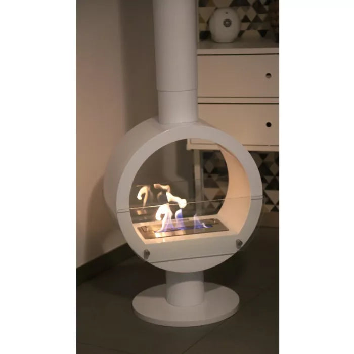 bioethanol-haengekamine-zenica-decke-ethanolkamin-weiss-deckenkamin-deckenmontage-mit-glas-mit-flammen-rund-mit-standfuss-modernes-wohnzimmer-vor-weisser-kommode